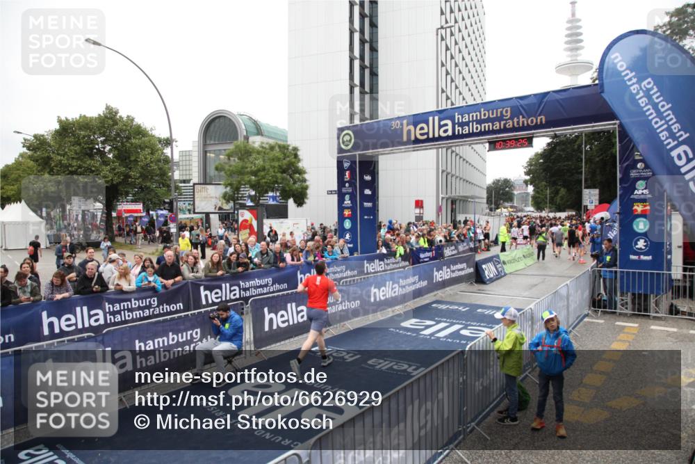 30.06.2024 - hella hamburg halbmarathon Michael Strokosch http://msf.ph/oto/6626929 30.06.2024 10:39:23 Ziel 1289, 1401, 2991, 6551, 13339 meine-sportfotos.de