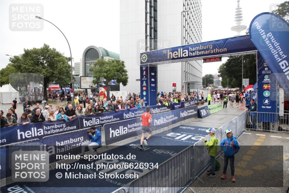 30.06.2024 - hella hamburg halbmarathon Michael Strokosch http://msf.ph/oto/6626934 30.06.2024 10:39:24 Ziel 1289, 1401, 2991, 6551, 13339 meine-sportfotos.de