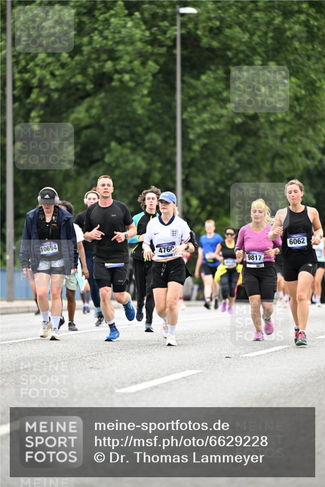 30.06.2024 - hella hamburg halbmarathon Dr. Thomas Lammeyer http://msf.ph/oto/6629228 30.06.2024 11:11:51 Kennedybrücke 2320, 2900, 3137, 3507, 3989, 4760, 5093, 5340, 5756, 6062, 6796, 7780, 7783, 8036, 8679, 9501, 9817, 10031, 10077, 10151, 10694, 10759, 11114, 11393, 11440, 13326 meine-sportfotos.de