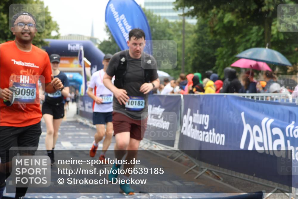 30.06.2024 - hella hamburg halbmarathon Strokosch-Dieckow http://msf.ph/oto/6639185 30.06.2024 12:24:17 Ziel 2630, 3101, 3349, 3675, 3781, 4655, 4941, 5173, 5273, 6712, 7585, 7680, 7955, 8036, 8614, 9098, 9882, 9930, 10012, 10182, 10863, 2630, 3101, 3349, 3675, 3781, 4655, 4941, 5173, 5273, 6712, 7585, 7680, 7955, 8036, 8614, 9098, 9882, 9930, 10012, 10182, 10863 meine-sportfotos.de