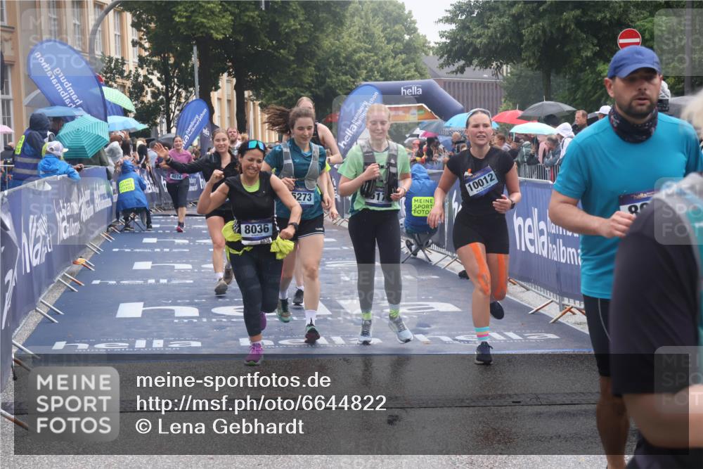 30.06.2024 - hella hamburg halbmarathon Lena Gebhardt http://msf.ph/oto/6644822 30.06.2024 12:24:36 Ziel 809, 3349, 3675, 4074, 4941, 5173, 5273, 7585, 7815, 8036, 8614, 9882, 10012, 10863, 13125 meine-sportfotos.de