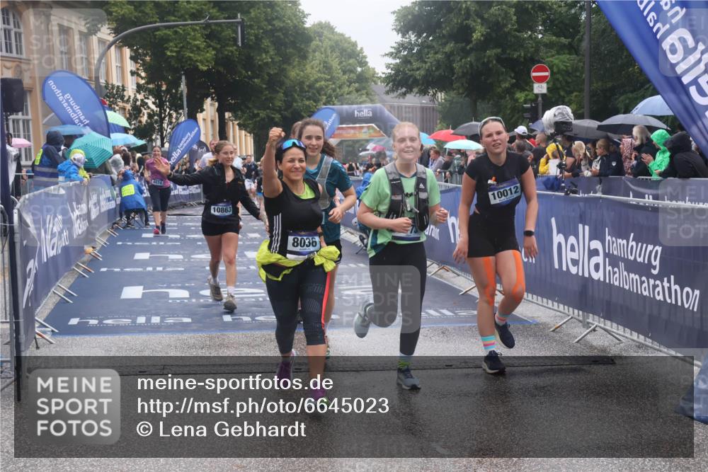 30.06.2024 - hella hamburg halbmarathon Lena Gebhardt http://msf.ph/oto/6645023 30.06.2024 12:24:37 Ziel 809, 3675, 4074, 4941, 5173, 5273, 7585, 7815, 8036, 8614, 9882, 10012, 10863, 13125 meine-sportfotos.de