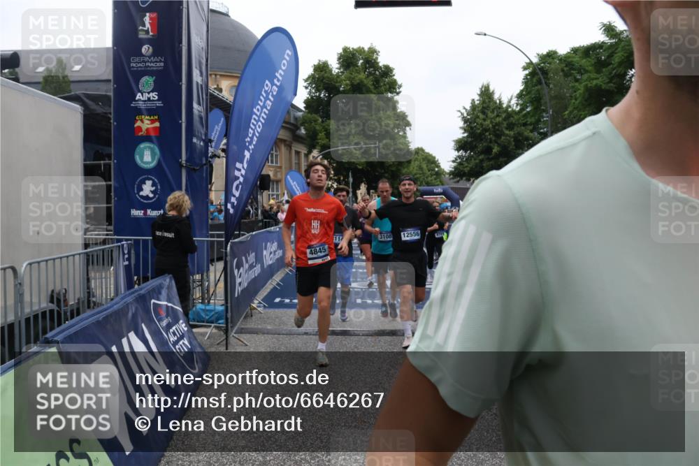 30.06.2024 - hella hamburg halbmarathon Lena Gebhardt http://msf.ph/oto/6646267 30.06.2024 11:11:43 Ziel 502, 521, 3108, 3114, 4765, 4845, 5250, 5529, 6150, 7237, 8146, 8147, 9655, 9948, 9951, 10237, 10270, 10315, 10378, 11229, 11230, 12396, 12556, 13225 meine-sportfotos.de