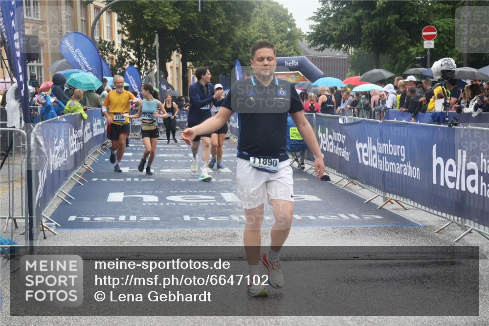 30.06.2024 - hella hamburg halbmarathon Lena Gebhardt http://msf.ph/oto/6647102 30.06.2024 12:24:55 Ziel 1157, 2507, 3788, 3790, 6036, 6037, 11890 meine-sportfotos.de