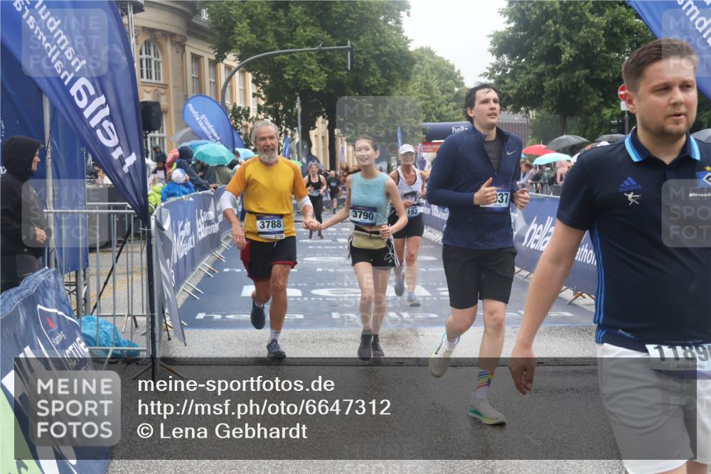 30.06.2024 - hella hamburg halbmarathon Lena Gebhardt http://msf.ph/oto/6647312 30.06.2024 12:24:57 Ziel 1157, 3721, 3788, 3790, 6036, 6037, 11890 meine-sportfotos.de