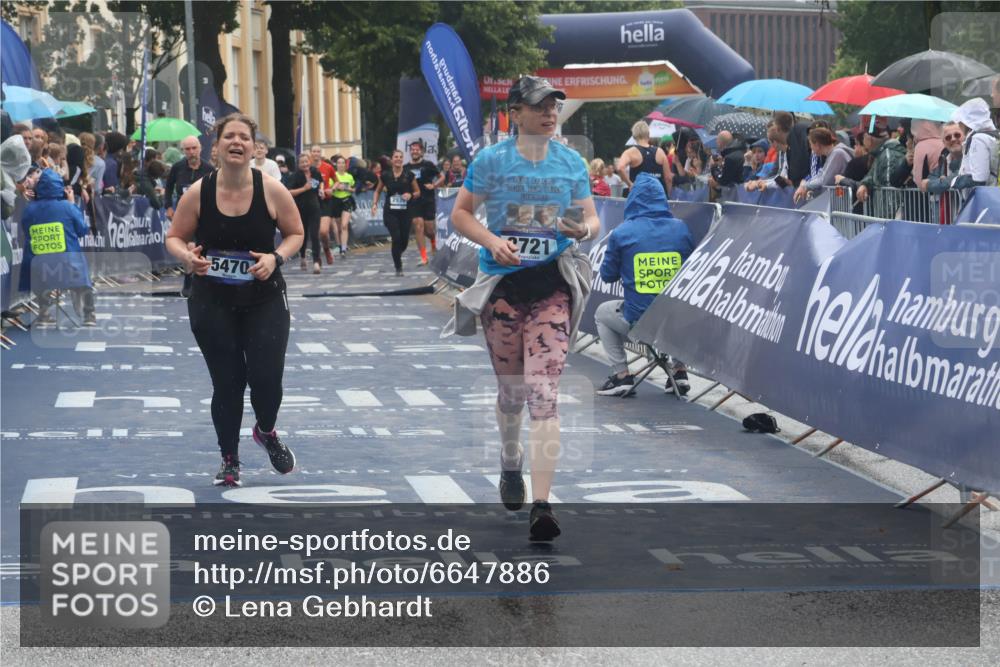 30.06.2024 - hella hamburg halbmarathon Lena Gebhardt http://msf.ph/oto/6647886 30.06.2024 12:25:02 Ziel 1157, 3721, 3788, 3790, 5470, 6036, 6037 meine-sportfotos.de
