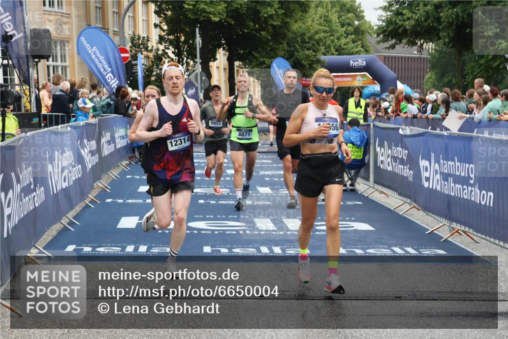 30.06.2024 - hella hamburg halbmarathon Lena Gebhardt http://msf.ph/oto/6650004 30.06.2024 10:41:05 Ziel 2286, 6651, 6702, 7923, 8172, 8871, 8994, 9952, 10405, 10556, 12027, 12314 meine-sportfotos.de