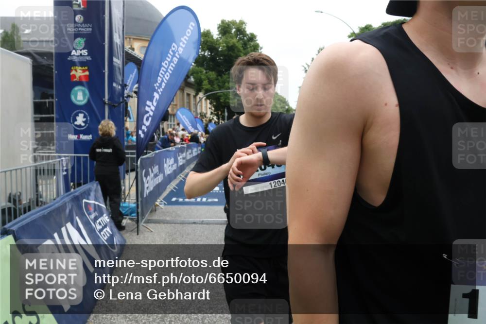 30.06.2024 - hella hamburg halbmarathon Lena Gebhardt http://msf.ph/oto/6650094 30.06.2024 11:12:07 Ziel 2644, 2947, 4146, 4353, 5136, 6972, 8234, 8336, 8912, 9366, 9414, 9996, 10283, 10298, 10722, 10963, 10970, 11431, 11919, 12040, 12227, 12377, 13403 meine-sportfotos.de