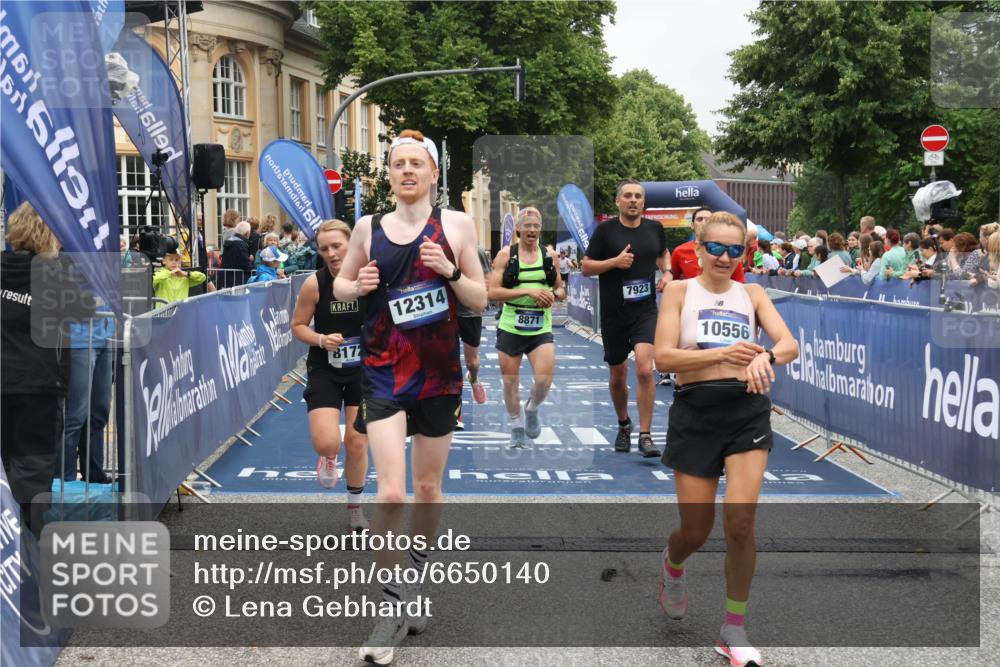 30.06.2024 - hella hamburg halbmarathon Lena Gebhardt http://msf.ph/oto/6650140 30.06.2024 10:41:06 Ziel 5767, 6651, 6702, 7923, 7989, 8172, 8871, 8994, 9952, 10405, 10556, 12027, 12314 meine-sportfotos.de