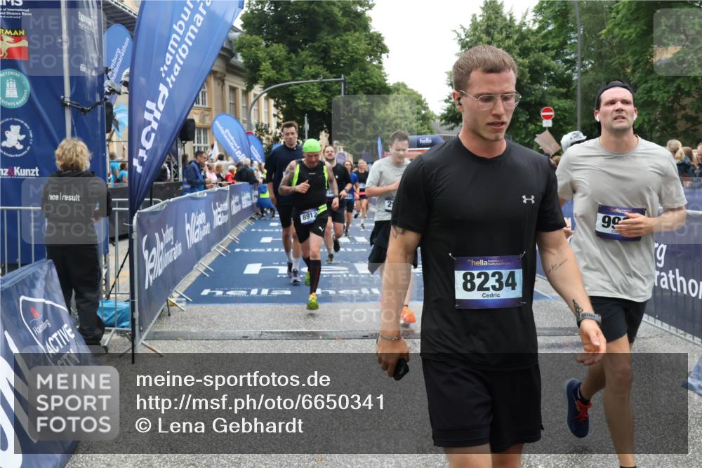 30.06.2024 - hella hamburg halbmarathon Lena Gebhardt http://msf.ph/oto/6650341 30.06.2024 11:12:09 Ziel 2644, 2947, 4146, 4353, 4506, 4683, 5136, 5372, 5373, 6972, 7685, 8234, 8700, 8912, 9996, 10298, 10722, 10777, 10963, 10970, 12040, 12227, 12377, 13403 meine-sportfotos.de