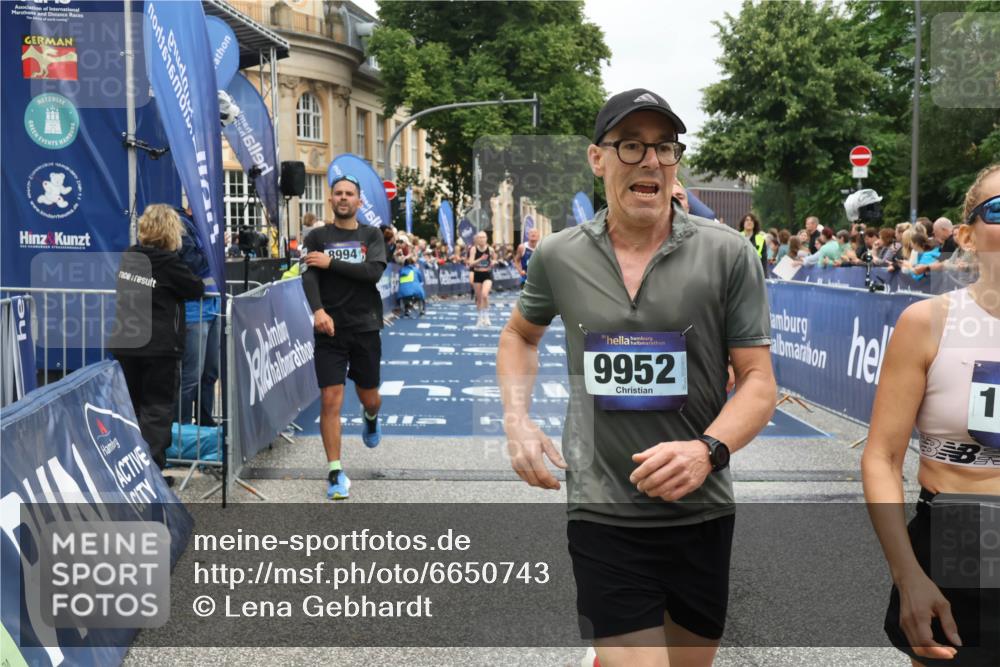 30.06.2024 - hella hamburg halbmarathon Lena Gebhardt http://msf.ph/oto/6650743 30.06.2024 10:41:09 Ziel 5767, 6651, 7923, 7989, 8172, 8871, 8994, 9952, 10405, 10556, 11401, 12027, 12314 meine-sportfotos.de