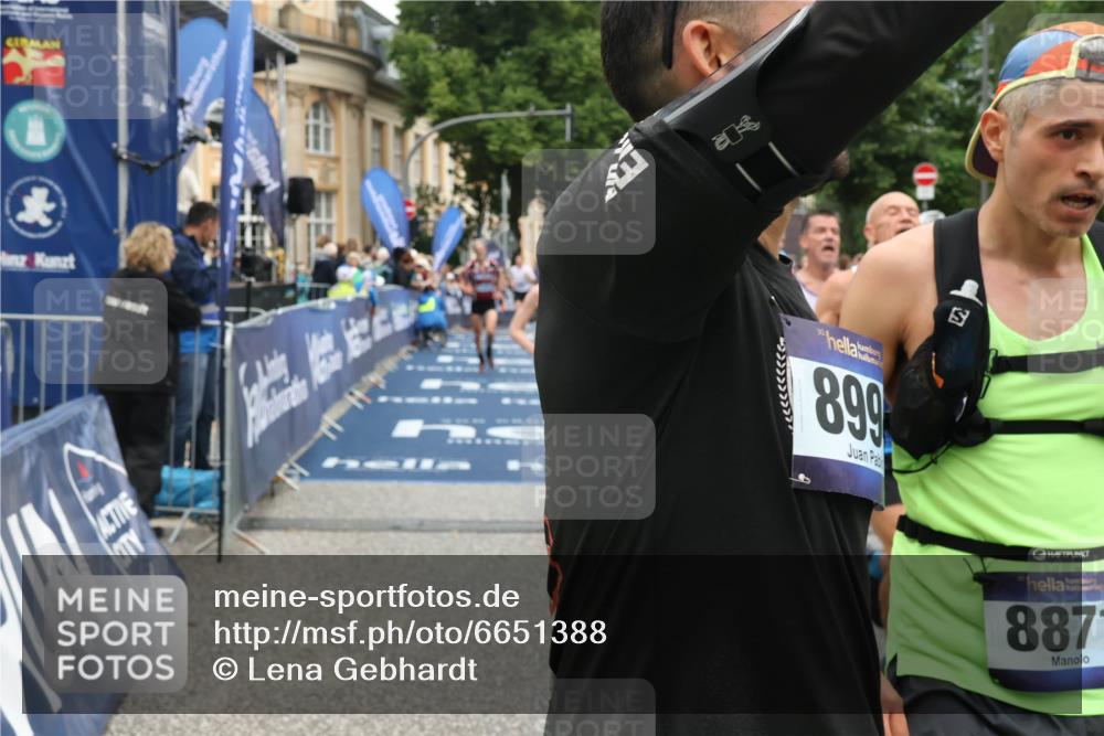 30.06.2024 - hella hamburg halbmarathon Lena Gebhardt http://msf.ph/oto/6651388 30.06.2024 10:41:13 Ziel 5767, 6651, 7989, 8871, 8994, 9642, 11401, 12027 meine-sportfotos.de