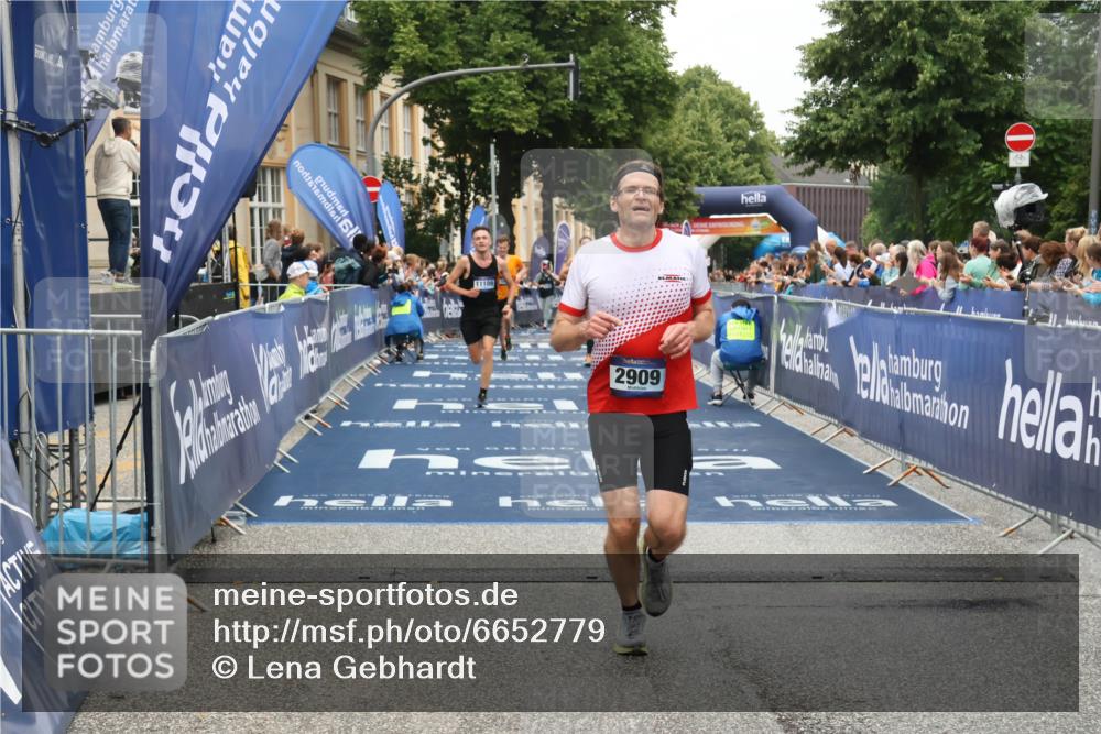 30.06.2024 - hella hamburg halbmarathon Lena Gebhardt http://msf.ph/oto/6652779 30.06.2024 10:37:23 Ziel 1764, 1873, 2909, 7004, 7070, 11109, 13193 meine-sportfotos.de