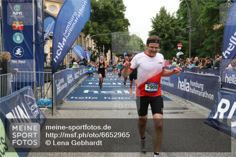 30.06.2024 - hella hamburg halbmarathon Lena Gebhardt http://msf.ph/oto/6652965 30.06.2024 10:37:24 Ziel 1530, 1764, 1873, 2909, 7070, 11109, 11639, 13193 meine-sportfotos.de
