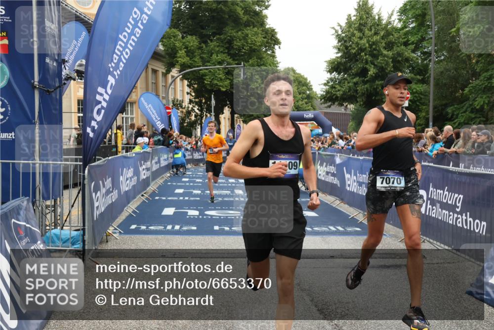 30.06.2024 - hella hamburg halbmarathon Lena Gebhardt http://msf.ph/oto/6653370 30.06.2024 10:37:26 Ziel 1530, 1764, 1873, 2909, 4756, 5409, 7070, 11109, 11639, 13193 meine-sportfotos.de