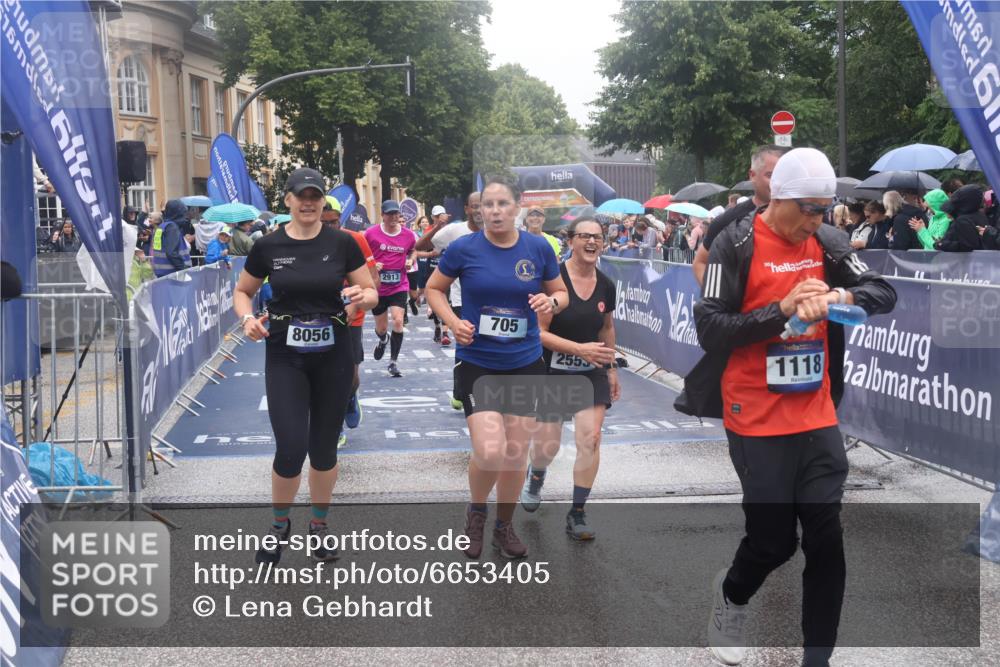 30.06.2024 - hella hamburg halbmarathon Lena Gebhardt http://msf.ph/oto/6653405 30.06.2024 12:25:58 Ziel 601, 705, 706, 1118, 2553, 2913, 4169, 4801, 7117, 7443, 7799, 8056, 12131 meine-sportfotos.de