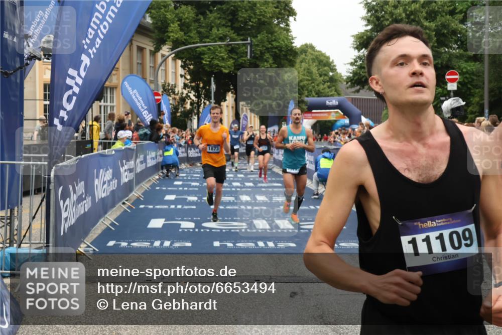 30.06.2024 - hella hamburg halbmarathon Lena Gebhardt http://msf.ph/oto/6653494 30.06.2024 10:37:27 Ziel 1530, 1764, 1873, 2909, 4756, 5409, 7070, 11109, 11639, 13193 meine-sportfotos.de