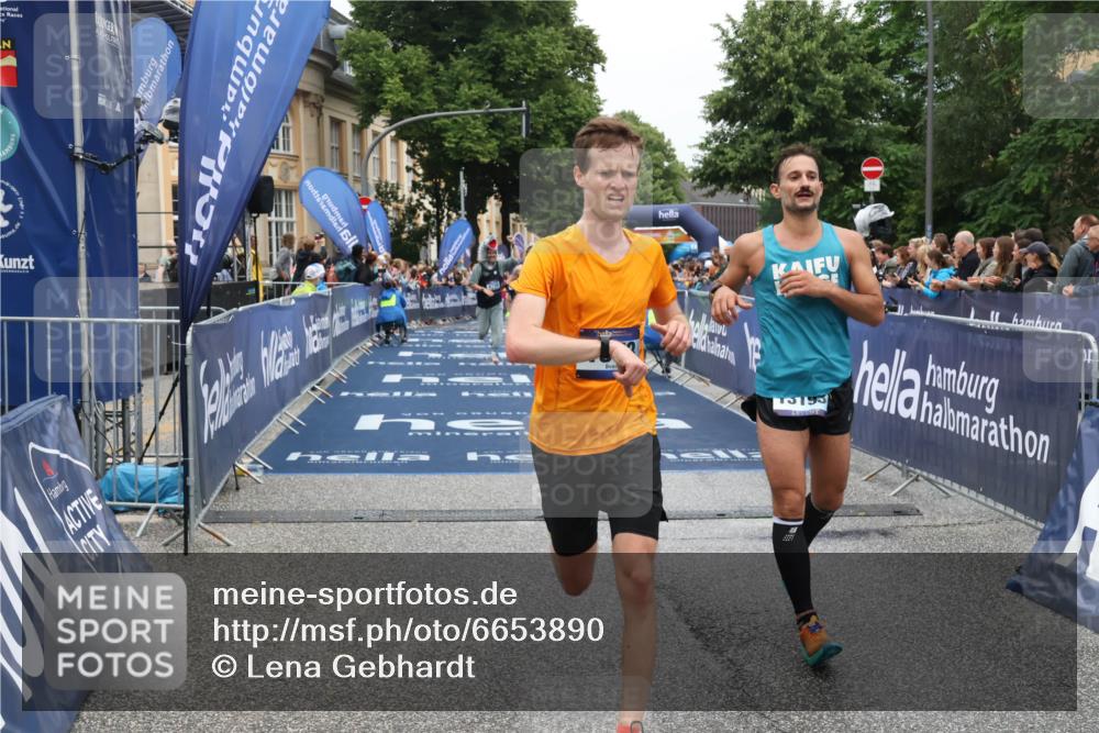 30.06.2024 - hella hamburg halbmarathon Lena Gebhardt http://msf.ph/oto/6653890 30.06.2024 10:37:29 Ziel 1075, 1530, 1764, 1873, 4756, 5409, 7070, 9886, 11109, 11639, 12268, 12332, 13193 meine-sportfotos.de