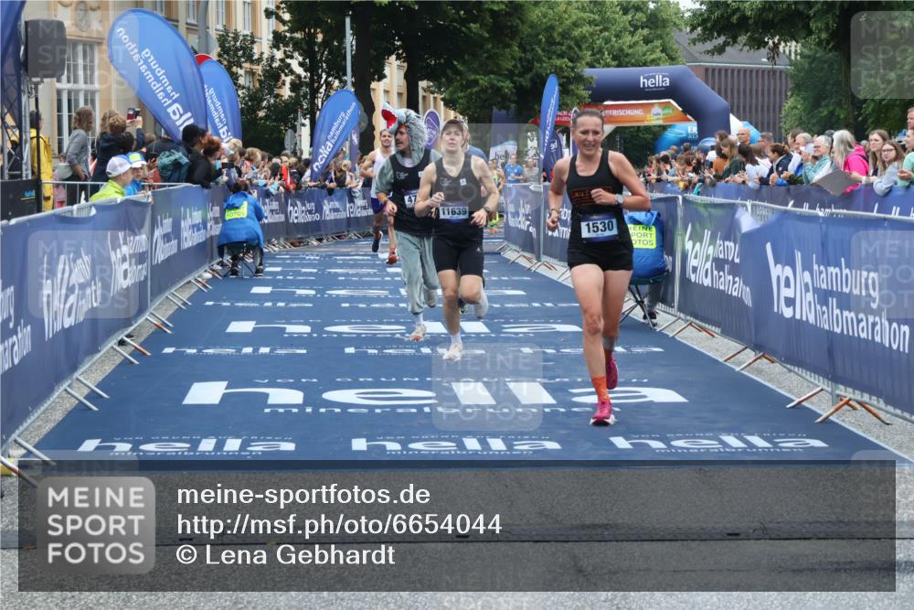 30.06.2024 - hella hamburg halbmarathon Lena Gebhardt http://msf.ph/oto/6654044 30.06.2024 10:37:30 Ziel 1075, 1530, 1873, 4756, 5409, 7070, 9886, 10117, 11109, 11639, 12268, 12332, 13193 meine-sportfotos.de