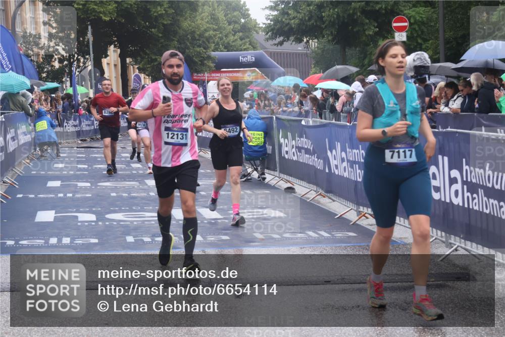 30.06.2024 - hella hamburg halbmarathon Lena Gebhardt http://msf.ph/oto/6654114 30.06.2024 12:26:04 Ziel 601, 2913, 4169, 4801, 5670, 6026, 6492, 7117, 7799, 8286, 9623, 12131 meine-sportfotos.de