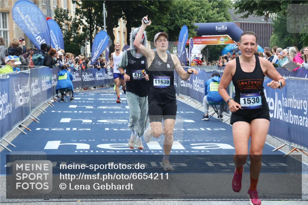 30.06.2024 - hella hamburg halbmarathon Lena Gebhardt http://msf.ph/oto/6654211 30.06.2024 10:37:31 Ziel 1075, 1530, 1873, 4756, 5409, 8576, 9886, 10117, 11639, 12268, 12332, 13193 meine-sportfotos.de