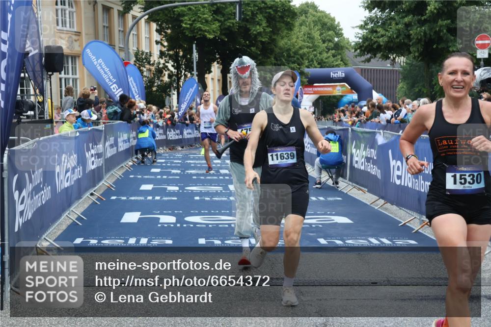 30.06.2024 - hella hamburg halbmarathon Lena Gebhardt http://msf.ph/oto/6654372 30.06.2024 10:37:32 Ziel 1075, 1530, 1873, 4756, 5409, 7629, 8576, 9886, 10117, 10168, 11639, 12268, 12332, 13193 meine-sportfotos.de