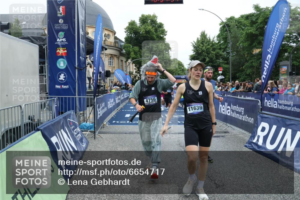 30.06.2024 - hella hamburg halbmarathon Lena Gebhardt http://msf.ph/oto/6654717 30.06.2024 10:37:34 Ziel 1075, 1530, 1867, 4756, 5409, 7629, 8576, 9886, 10117, 10168, 11639, 12268, 12332 meine-sportfotos.de