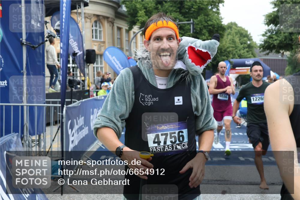30.06.2024 - hella hamburg halbmarathon Lena Gebhardt http://msf.ph/oto/6654912 30.06.2024 10:37:35 Ziel 1075, 1530, 1744, 1867, 4756, 5409, 7629, 8576, 9886, 10117, 10168, 11639, 12268, 12332 meine-sportfotos.de
