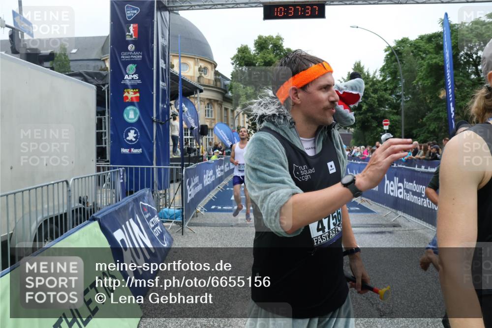 30.06.2024 - hella hamburg halbmarathon Lena Gebhardt http://msf.ph/oto/6655156 30.06.2024 10:37:36 Ziel 1075, 1530, 1744, 1867, 4756, 5409, 5878, 7629, 8576, 9886, 10117, 10168, 11639, 11747, 12268, 12332 meine-sportfotos.de