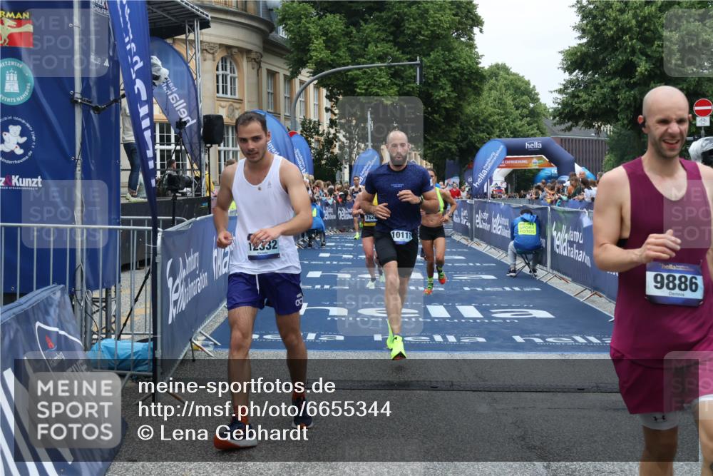 30.06.2024 - hella hamburg halbmarathon Lena Gebhardt http://msf.ph/oto/6655344 30.06.2024 10:37:37 Ziel 1075, 1744, 1867, 4756, 5409, 5878, 7629, 8576, 9386, 9886, 10117, 10168, 10557, 11747, 12268, 12332 meine-sportfotos.de