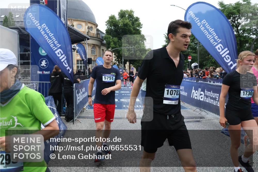 30.06.2024 - hella hamburg halbmarathon Lena Gebhardt http://msf.ph/oto/6655531 30.06.2024 11:08:10 Ziel 506, 517, 1350, 1730, 1800, 3621, 4065, 4412, 5751, 7299, 10161, 10783, 13297 meine-sportfotos.de