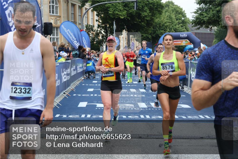 30.06.2024 - hella hamburg halbmarathon Lena Gebhardt http://msf.ph/oto/6655623 30.06.2024 10:37:39 Ziel 1075, 1744, 1867, 5878, 6190, 7629, 8576, 9284, 9386, 9886, 10117, 10119, 10168, 10207, 10557, 11555, 11747, 12120, 12268, 12332 meine-sportfotos.de