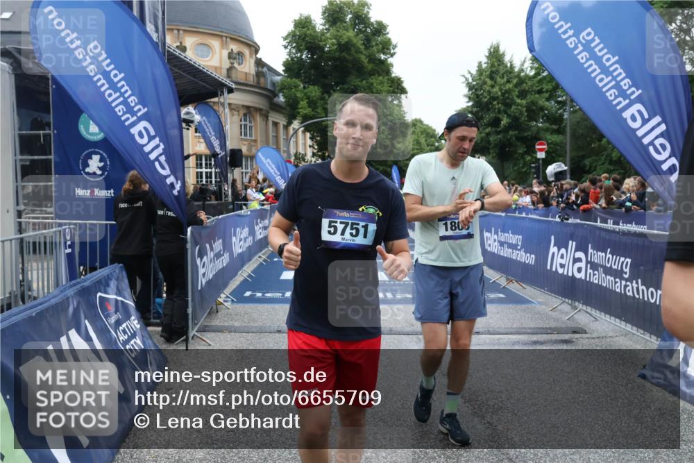 30.06.2024 - hella hamburg halbmarathon Lena Gebhardt http://msf.ph/oto/6655709 30.06.2024 11:08:11 Ziel 506, 517, 1730, 1800, 3621, 4065, 5751, 7299, 10783, 11202, 13297 meine-sportfotos.de