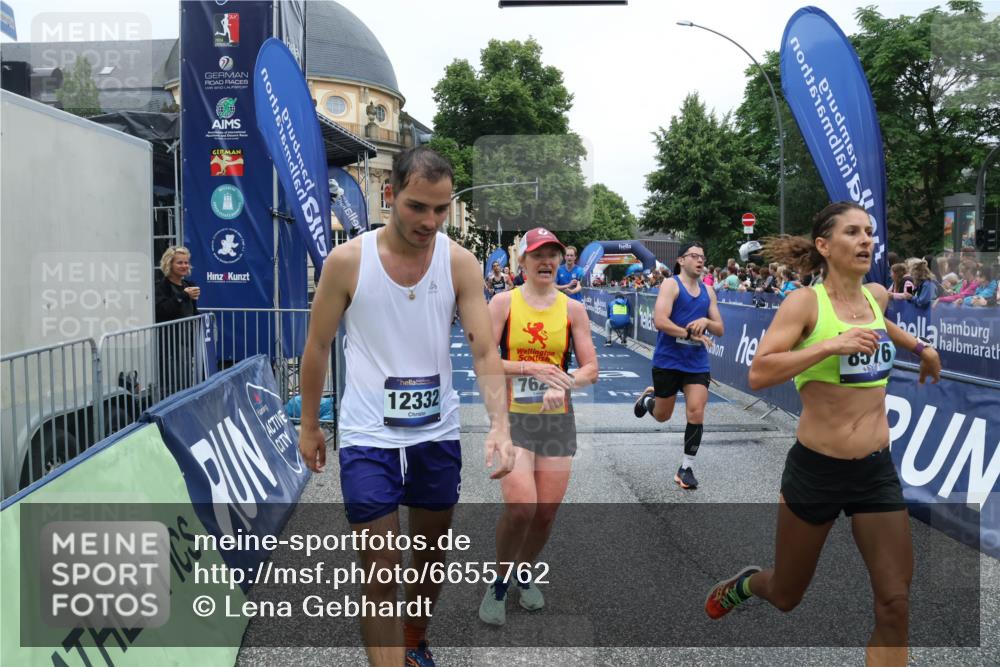 30.06.2024 - hella hamburg halbmarathon Lena Gebhardt http://msf.ph/oto/6655762 30.06.2024 10:37:40 Ziel 1075, 1744, 1867, 4328, 5878, 6190, 7629, 8576, 9284, 9386, 9461, 9886, 10117, 10119, 10168, 10207, 10557, 11555, 11726, 11747, 12120, 12268, 12332 meine-sportfotos.de