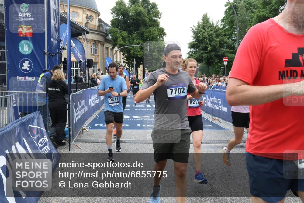 30.06.2024 - hella hamburg halbmarathon Lena Gebhardt http://msf.ph/oto/6655775 30.06.2024 11:12:46 Ziel 1691, 2728, 2872, 5211, 5779, 6054, 6302, 6327, 6462, 6463, 7702, 8213, 8663, 9144, 9371, 11416, 11480, 12158, 12236, 12533, 13223 meine-sportfotos.de