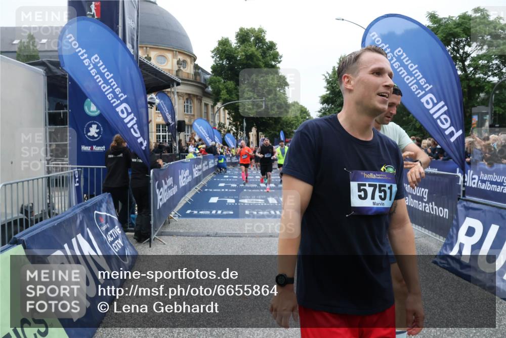 30.06.2024 - hella hamburg halbmarathon Lena Gebhardt http://msf.ph/oto/6655864 30.06.2024 11:08:12 Ziel 506, 517, 1221, 1730, 1800, 3621, 4065, 5751, 7299, 11164, 11202, 13297 meine-sportfotos.de