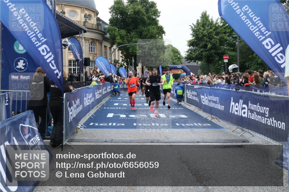 30.06.2024 - hella hamburg halbmarathon Lena Gebhardt http://msf.ph/oto/6656059 30.06.2024 11:08:13 Ziel 506, 517, 1221, 1696, 1730, 1800, 3621, 4065, 5751, 5853, 7299, 11164, 11202, 11673, 13297 meine-sportfotos.de