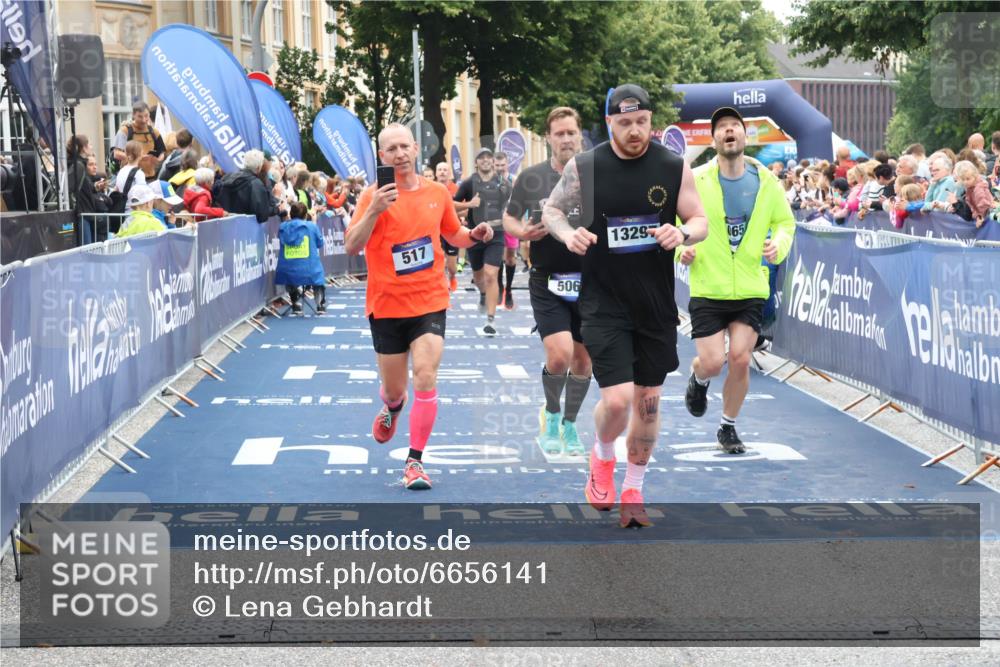 30.06.2024 - hella hamburg halbmarathon Lena Gebhardt http://msf.ph/oto/6656141 30.06.2024 11:08:14 Ziel 506, 517, 1221, 1696, 1800, 3621, 4065, 5853, 8696, 11164, 11202, 11673, 13297 meine-sportfotos.de