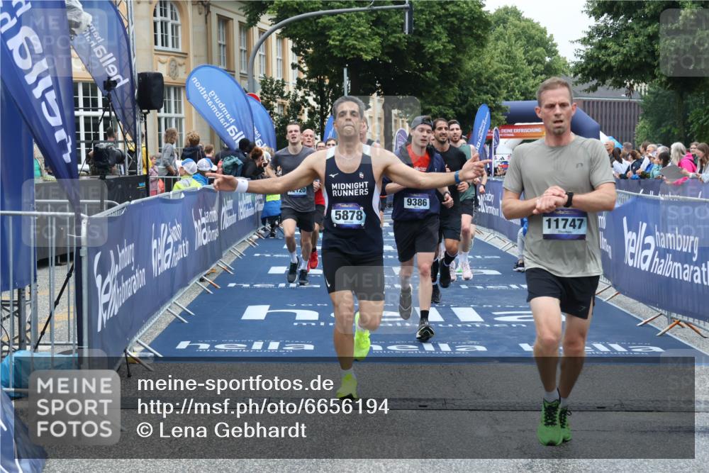 30.06.2024 - hella hamburg halbmarathon Lena Gebhardt http://msf.ph/oto/6656194 30.06.2024 10:37:43 Ziel 1744, 1867, 3205, 4328, 5878, 6190, 7629, 8576, 9284, 9290, 9386, 9461, 9541, 10119, 10168, 10207, 10557, 11555, 11726, 11747, 12120 meine-sportfotos.de