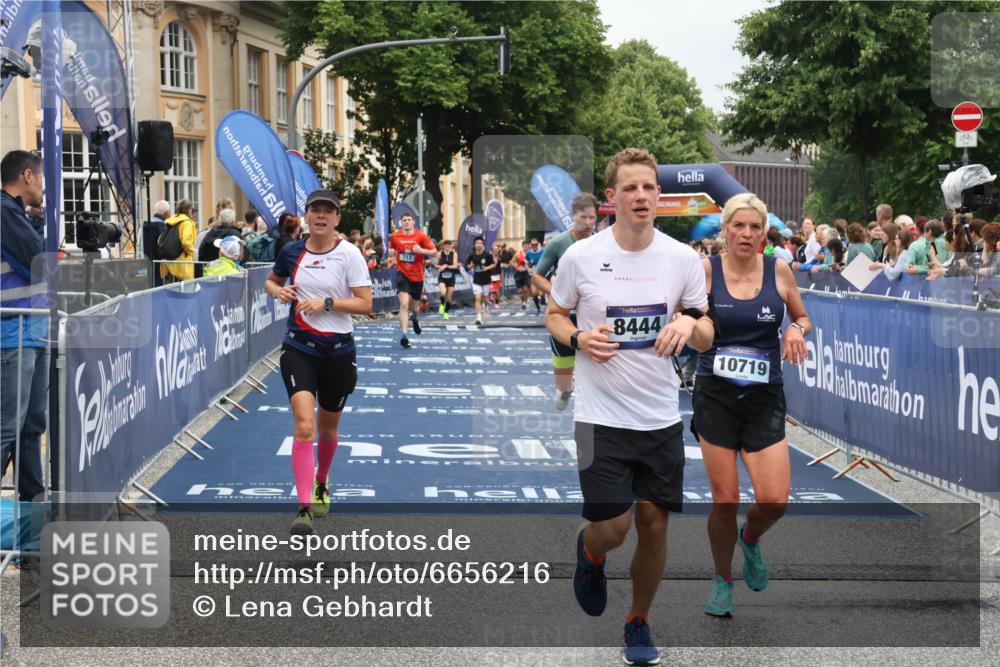 30.06.2024 - hella hamburg halbmarathon Lena Gebhardt http://msf.ph/oto/6656216 30.06.2024 10:41:42 Ziel 713, 1110, 2960, 4507, 5164, 5476, 7435, 7440, 8444, 9109, 9755, 10444, 10719, 12305 meine-sportfotos.de