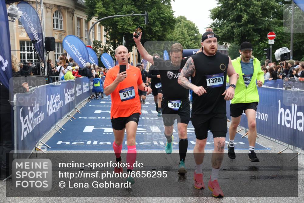 30.06.2024 - hella hamburg halbmarathon Lena Gebhardt http://msf.ph/oto/6656295 30.06.2024 11:08:15 Ziel 506, 517, 1221, 1696, 3621, 4065, 4152, 5853, 8696, 11164, 11202, 11673, 13297 meine-sportfotos.de