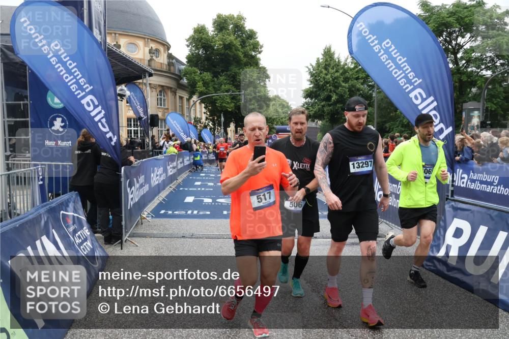 30.06.2024 - hella hamburg halbmarathon Lena Gebhardt http://msf.ph/oto/6656497 30.06.2024 11:08:16 Ziel 506, 517, 1125, 1221, 1696, 3621, 4065, 4152, 5853, 8696, 11164, 11202, 11673, 13297 meine-sportfotos.de