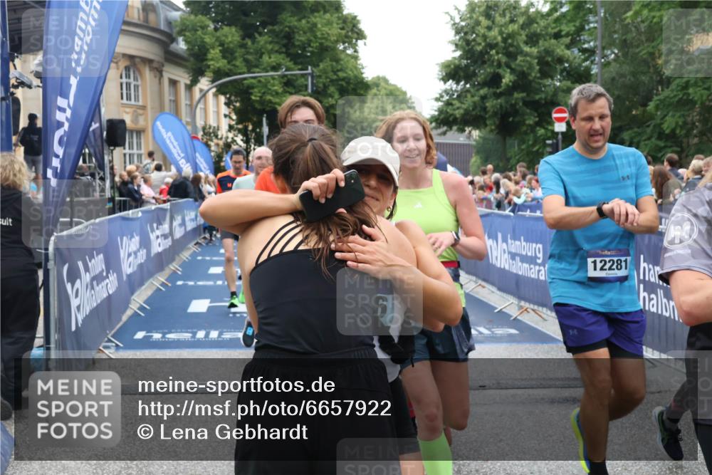 30.06.2024 - hella hamburg halbmarathon Lena Gebhardt http://msf.ph/oto/6657922 30.06.2024 11:13:02 Ziel 985, 1086, 1372, 1386, 2629, 5712, 6367, 6464, 6501, 7694, 8113, 8217, 8657, 9038, 10130, 10280, 10521, 10875, 12281, 13248, 13416 meine-sportfotos.de
