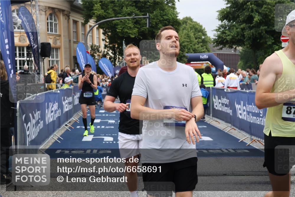 30.06.2024 - hella hamburg halbmarathon Lena Gebhardt http://msf.ph/oto/6658691 30.06.2024 10:41:58 Ziel 1226, 3348, 3456, 4086, 6834, 7129, 8084, 8739, 10114, 10395, 11250, 11368, 12079, 12086, 13175 meine-sportfotos.de