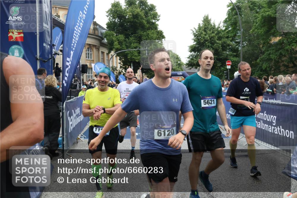 30.06.2024 - hella hamburg halbmarathon Lena Gebhardt http://msf.ph/oto/6660283 30.06.2024 11:13:21 Ziel 737, 1006, 3248, 3622, 3729, 4911, 5621, 5713, 6120, 6195, 6566, 6874, 7152, 7948, 8009, 8048, 9291, 9507, 9620, 9709, 10558, 10917, 11194, 11303, 11568, 11569, 11811, 13076 meine-sportfotos.de