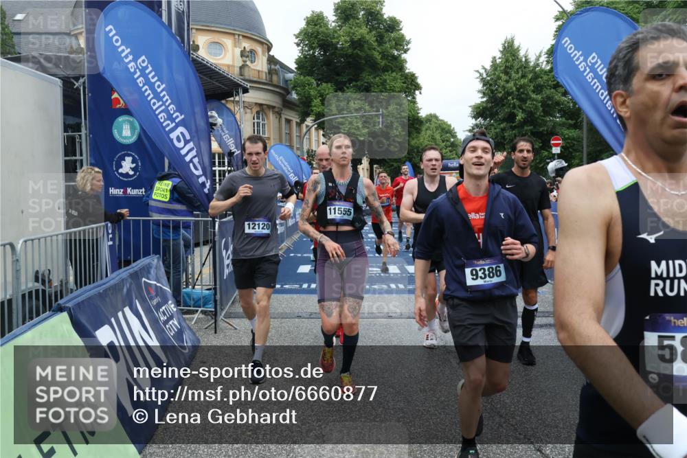 30.06.2024 - hella hamburg halbmarathon Lena Gebhardt http://msf.ph/oto/6660877 30.06.2024 10:37:46 Ziel 1744, 1867, 3205, 4328, 5878, 6190, 9284, 9290, 9386, 9461, 9541, 10119, 10207, 10557, 11555, 11726, 11747, 11773, 12120 meine-sportfotos.de
