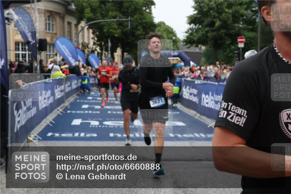 30.06.2024 - hella hamburg halbmarathon Lena Gebhardt http://msf.ph/oto/6660888 30.06.2024 11:08:17 Ziel 506, 517, 1125, 1221, 1696, 3621, 4065, 4152, 5853, 5981, 6336, 8696, 10442, 11164, 11202, 11673, 13297 meine-sportfotos.de