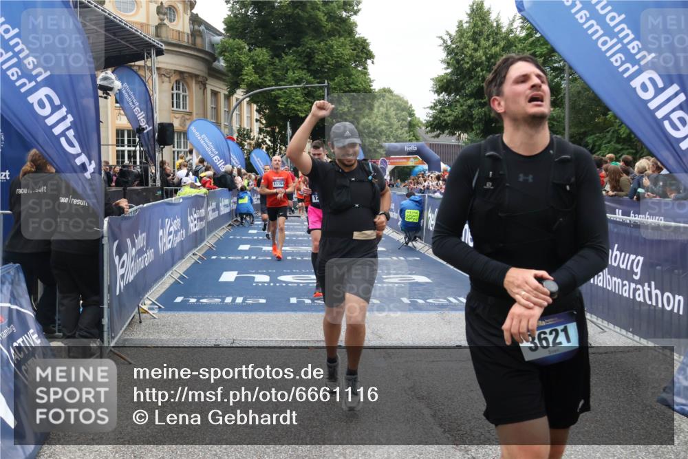 30.06.2024 - hella hamburg halbmarathon Lena Gebhardt http://msf.ph/oto/6661116 30.06.2024 11:08:18 Ziel 506, 517, 1125, 1221, 1696, 3621, 4065, 4152, 5853, 5981, 6336, 8696, 9251, 10442, 11164, 11202, 11673, 13297 meine-sportfotos.de