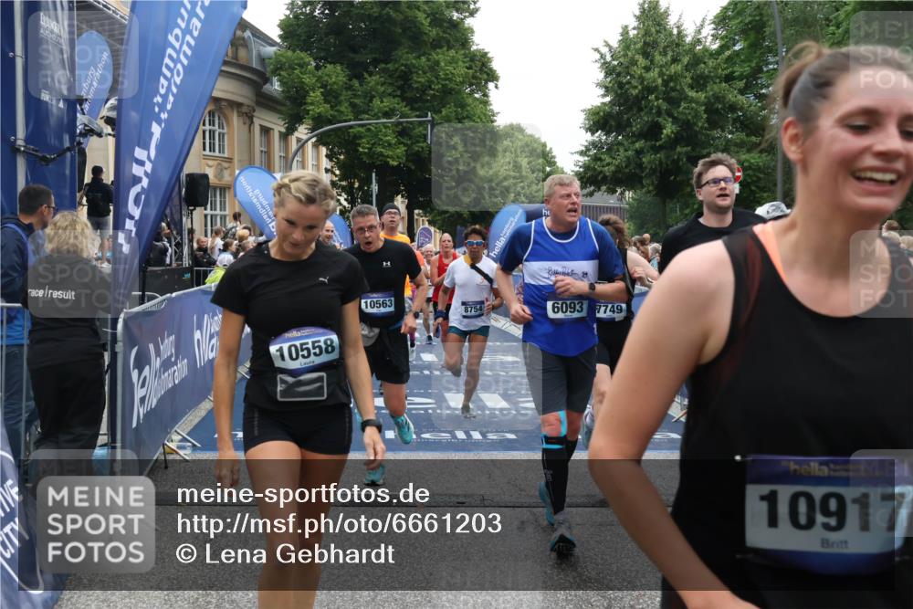 30.06.2024 - hella hamburg halbmarathon Lena Gebhardt http://msf.ph/oto/6661203 30.06.2024 11:13:28 Ziel 1006, 2775, 3248, 3545, 4842, 4911, 6093, 6644, 7749, 7948, 8009, 8048, 8515, 8656, 8754, 9507, 10558, 10563, 10917, 10952, 10953, 11169, 11303, 11811, 11985 meine-sportfotos.de