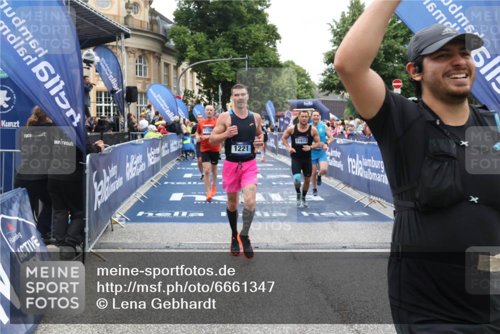 30.06.2024 - hella hamburg halbmarathon Lena Gebhardt http://msf.ph/oto/6661347 30.06.2024 11:08:19 Ziel 506, 517, 1125, 1221, 1696, 3621, 3726, 4065, 4152, 5853, 5981, 6336, 8696, 9103, 9251, 10442, 10824, 11164, 11202, 11673, 12228, 13297 meine-sportfotos.de